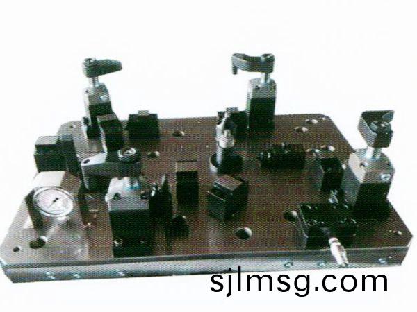 齒(chi)輪室(shi)罩(zhao)蓋液(ye)壓裌(jia)具(ju)